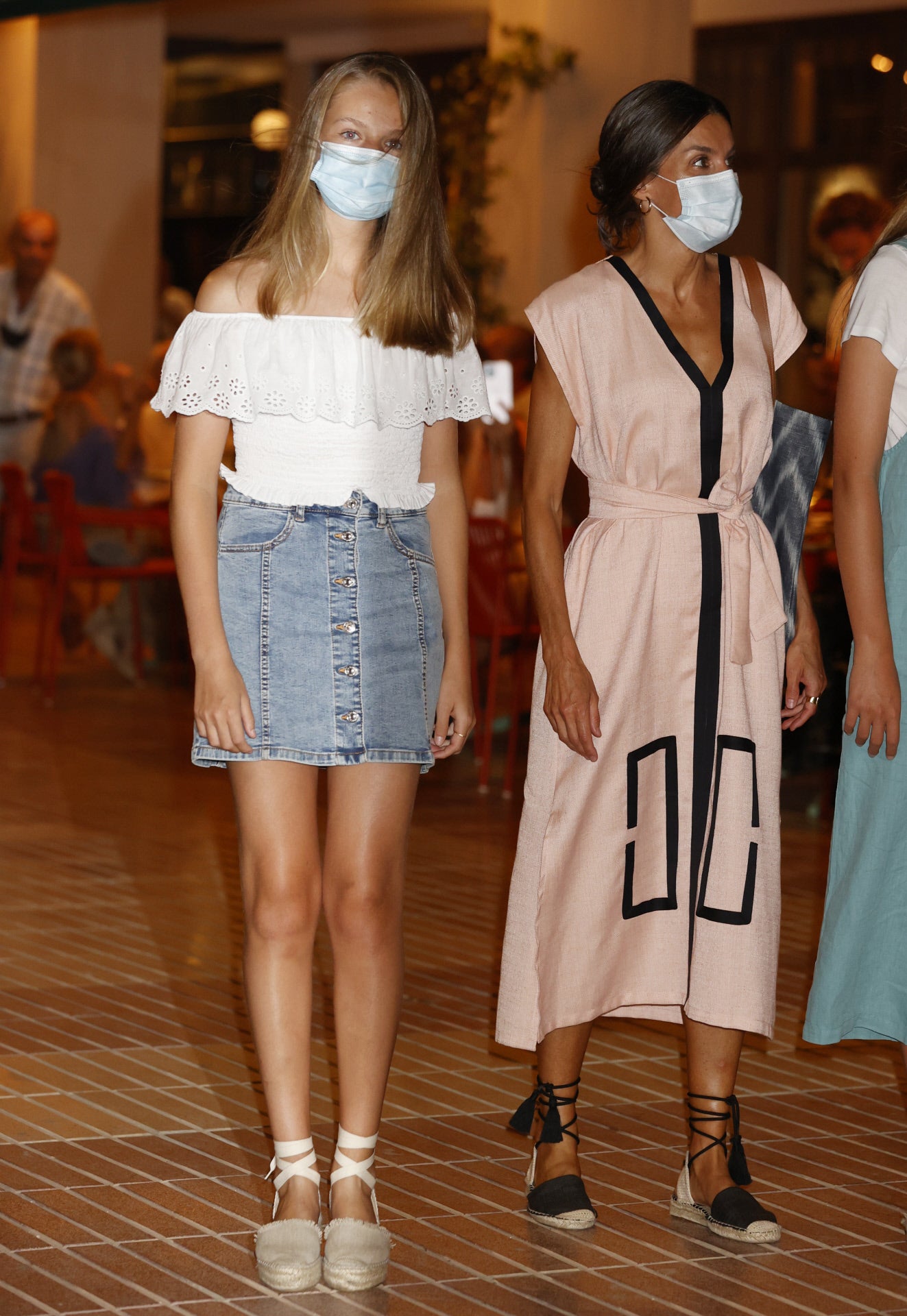Pero si buscamos en el archivo un look adolescente de manual, ese es el que le vimos a la Princesa Leonor durante una de sus salidas nocturnas en Palma de Mallorca durante sus vacaciones: minifalda vaquera, top con escote off the shoulders y alpargatas de cuña.
