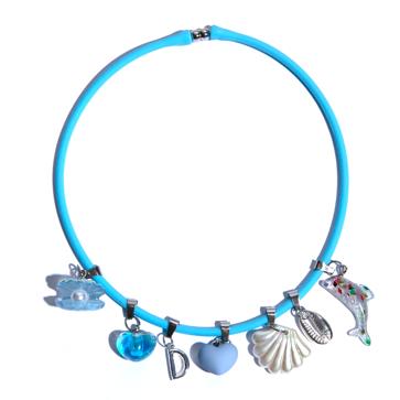 Imagen secundaria 1 - Anillos de colores y collares y pulseras con charms: la colección de joyas baratísimas made in Spain que arrasa entre famosas e influencers