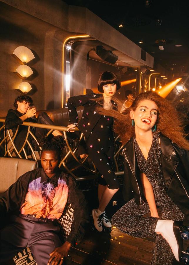 De izda. a dcha., traje de Versace y camiseta de Abanderado. Camisa de Marni, pantalón de Dior Men y cinturón de Celine. Total look de Chanel. En primer término, la modelo lleva mono de Green Coast en El Corte Inglés, cazadora de Easy Wear en El Corte Inglés y pendientes de Swarovski.