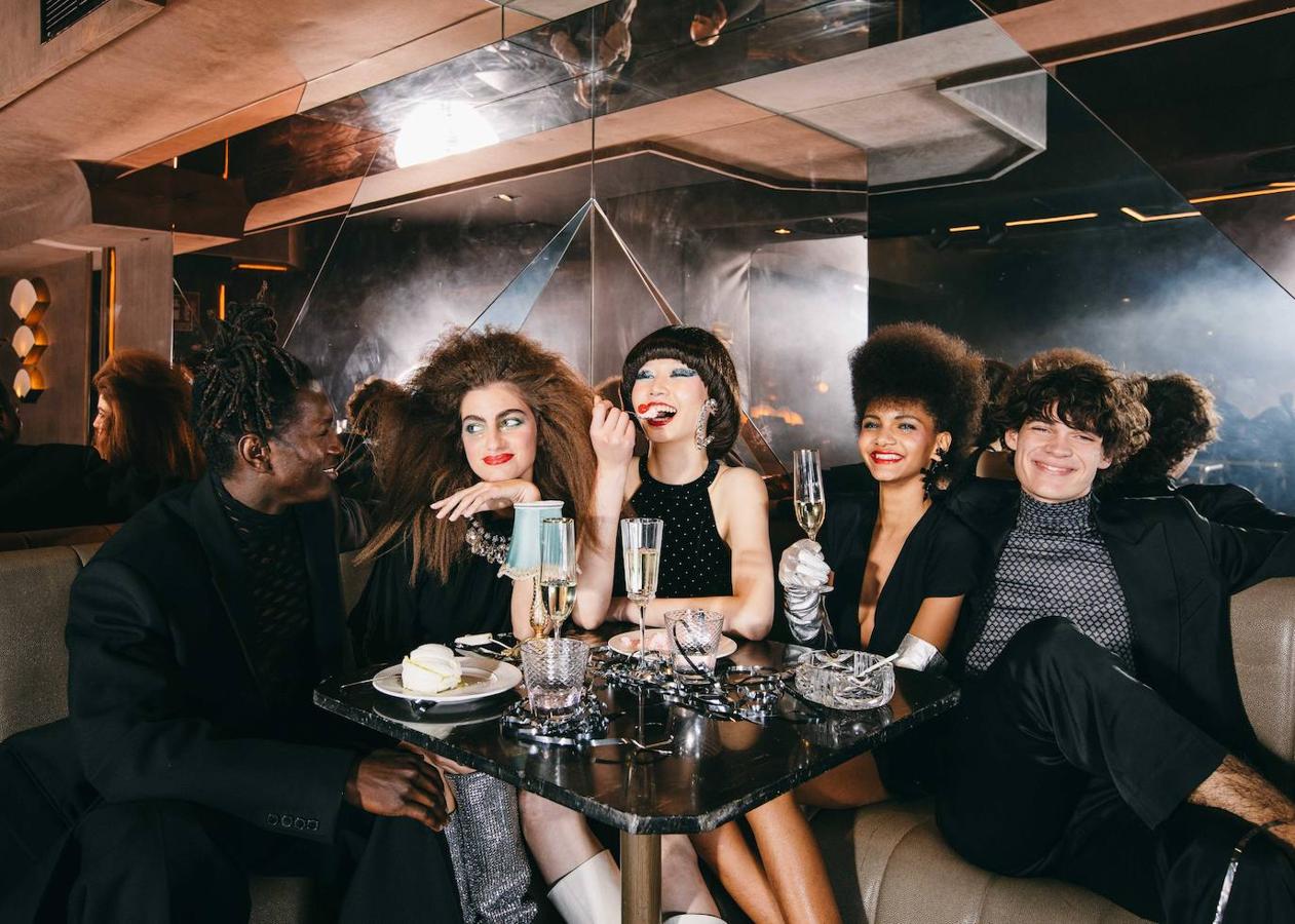 De izda. a dcha., traje de Valentino. Top de Paco Rabanne y botas de Paris Texas. Vestido de Green Coast en El Corte Inglés y maxipendiente de Bimba y Lola. Top de Fórmula Joven en El Corte Inglés, guantes de Paula Rowan y pendiente de Bimba y Lola. Total look compuesto de traje y jersey con cuello alto, de Dries Van Noten.