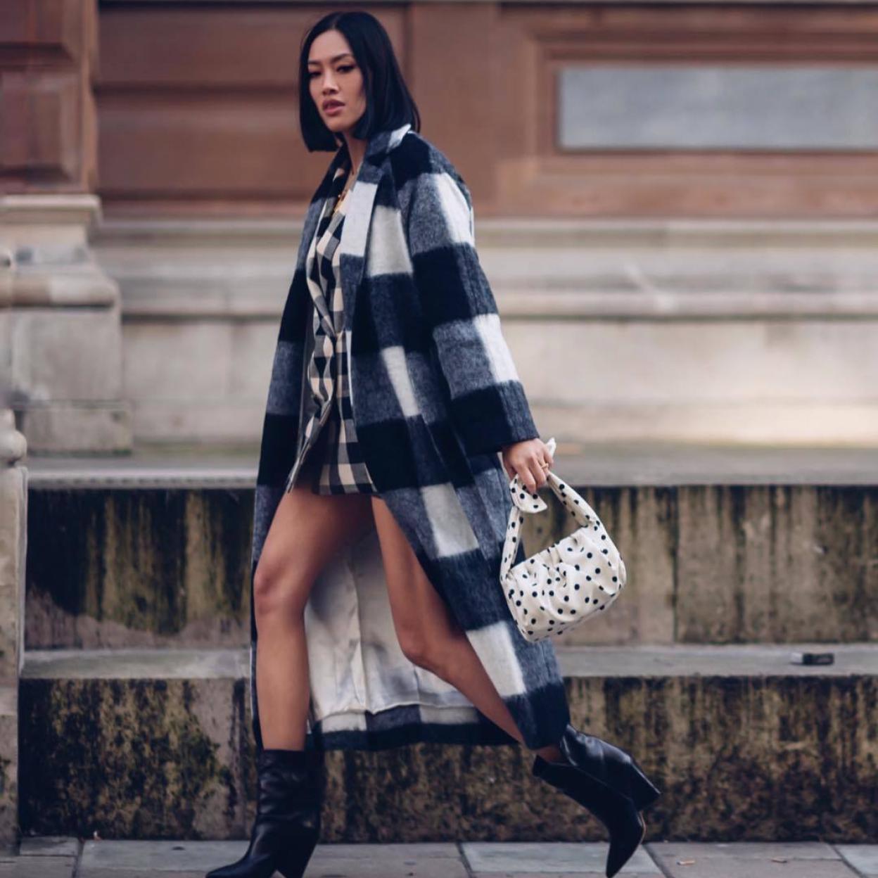 Pincha en la imagen para ver De abrigos y vestidos a bufandas o conjuntos de punto: las nuevas colecciones insisten en que te apuntes a la tendencia del estampado damero