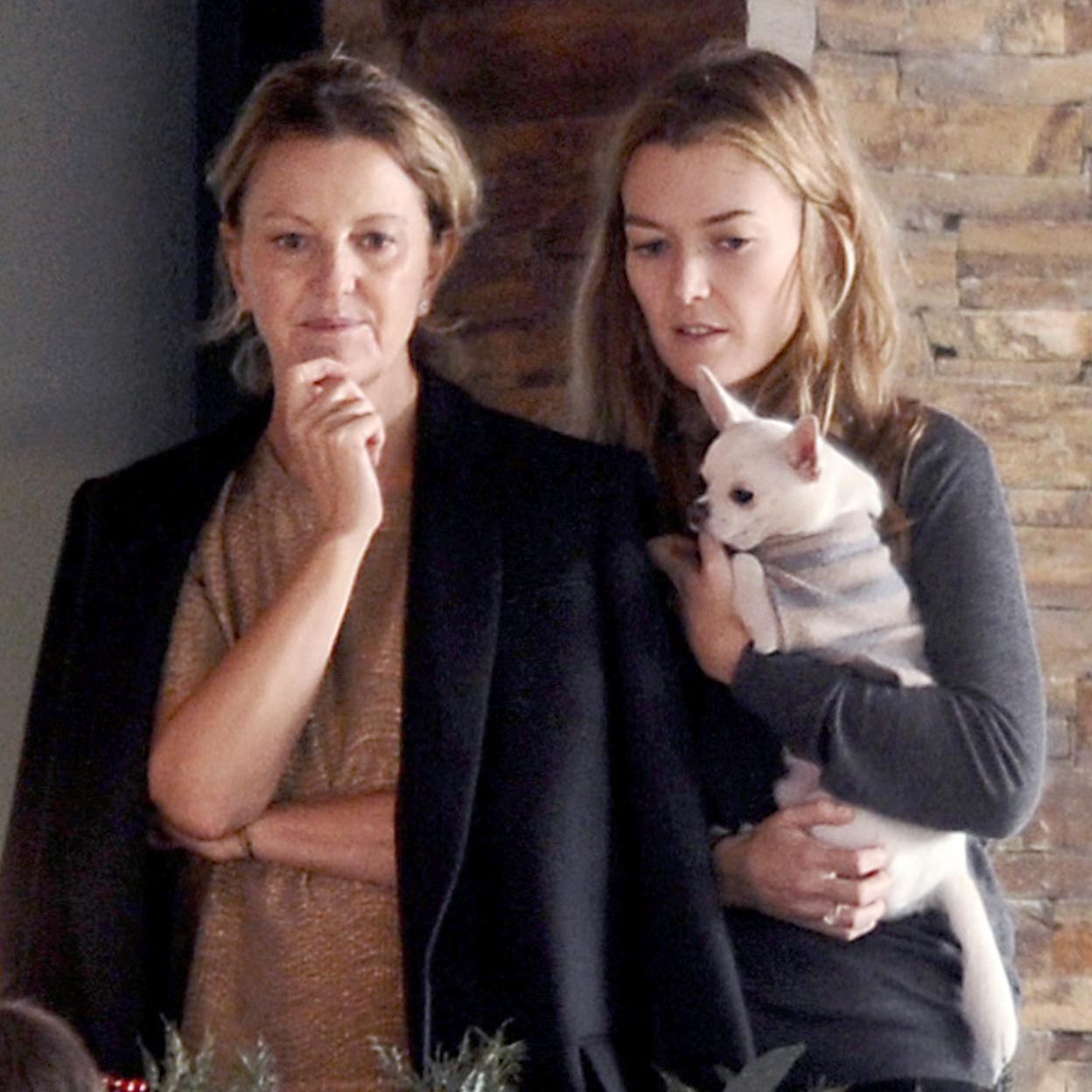 Marta Ortega al lado de su madre, Flora Pérez. Si quieres ver cómo fue la Historia de amor de Marta Ortega y su actual marido, pincha en la foto 