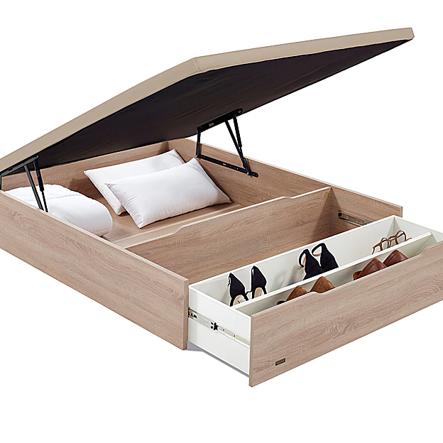 Imagen principal - El canapé con almacenaje está rebajado a 633 euros en El Corte Inglés, la cómoda cuesta 445 euros y la mesilla con cajones, 245 euros.