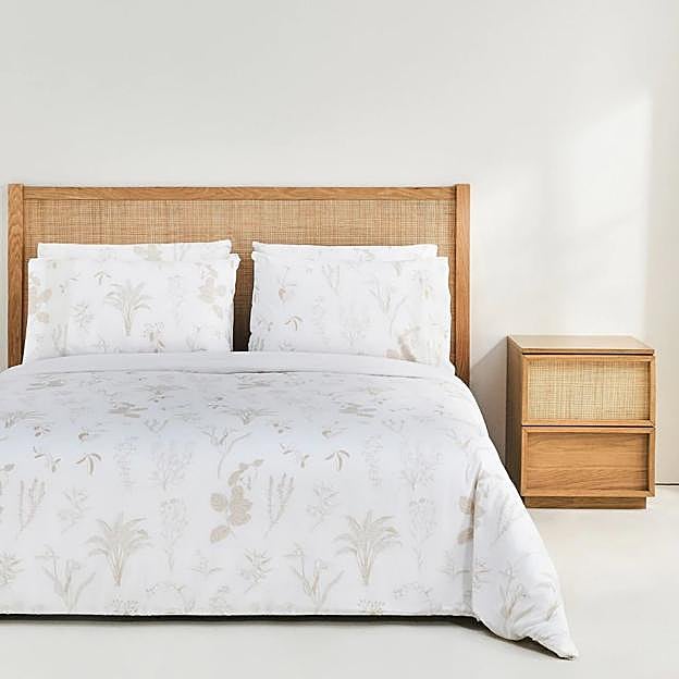 Imagen principal - el juego de edredón nórdico cuesta 39.99 euros en El Corte Inglés, el cabecero tapizado, 295 euros y el espejo, 165 euros.