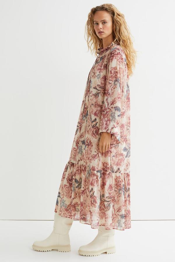 En beige, con estampado floral en rojo y azul, este vestido largo en gasa vaporosa de H&M viene con canesú fruncido en delantero y espalda para un efecto ligeramente drapeado y viene con costura fruncida en las rodillas para un toque extra de volumen. Tiene un precio de 34,99 euros. 