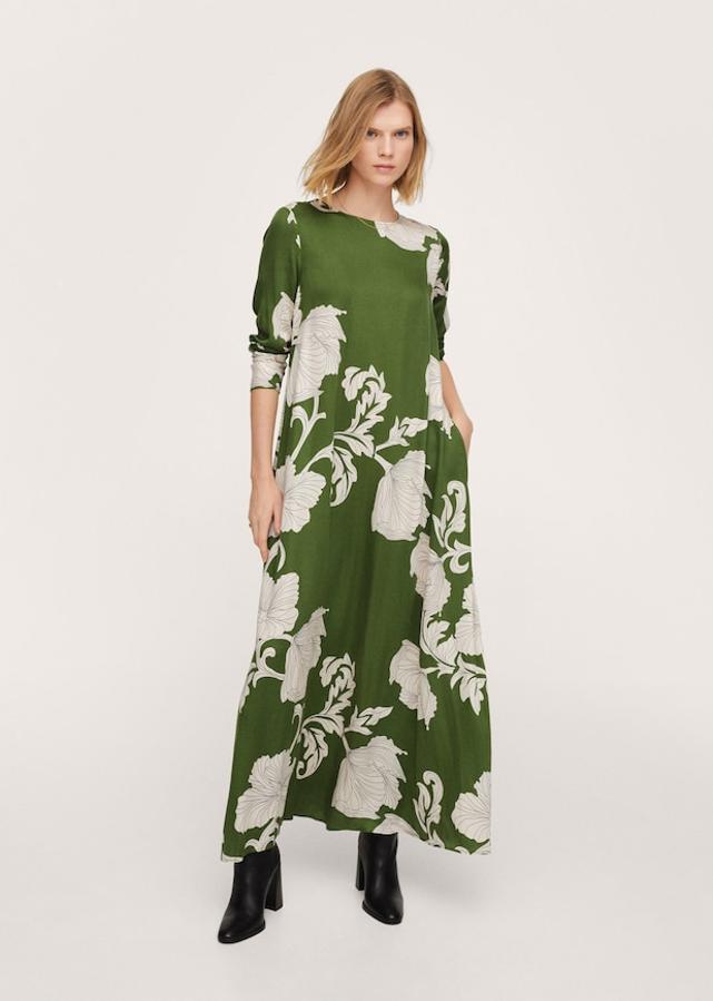 En tejido fluido y un bonito color verde con flores maxi en crudo, este vestido de Mango de diseño oversize largo con cuello redondo y mangas largas tiene un precio de 49,99 euros.