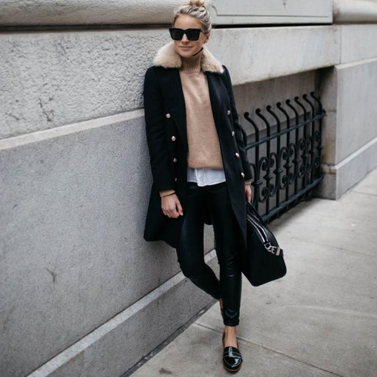 Los abrigos de lana de corte minimalista han dado un giro sofisticado por obra y gracia de los cuellos de pelo. Pincha en la imagen para descubrir otros diseños que triunfarán en 2022. 