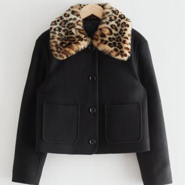 Imagen secundaria 1 - 1. Chaqueta corto con cuello de pelo de Sfera (59,99 euros). 2. Chaqueta corta con cuello de pelo con estampado animal de & Other Stories (179 euros). Abrigo largo de color negro con cinturón de Zara (129 euros) 