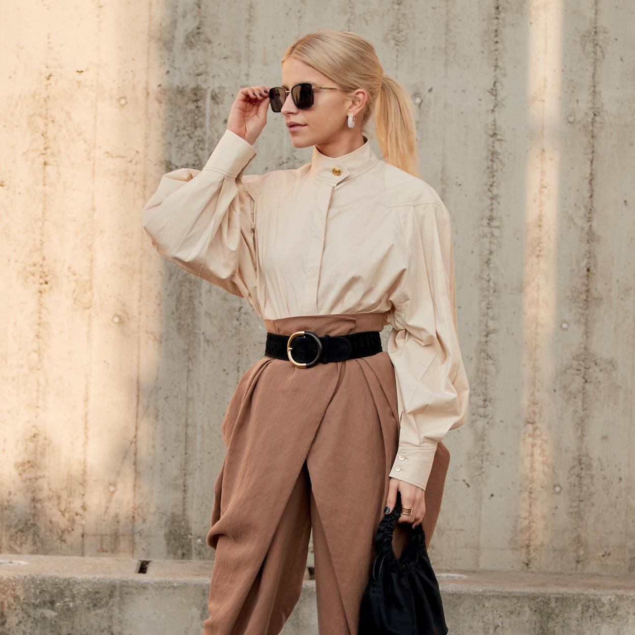 Las camisas y blusas cropped que sientan de maravilla y son perfectas para llevar con pantalones de tiro alto