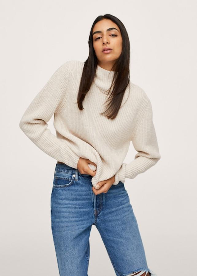 Disponible únicamente en la tienda online de Mango, este jersey de punto en color crudo con capucha y cuello alto es de diseño recto y de 39,99 euros ha pasado a costar 27,99 euros.