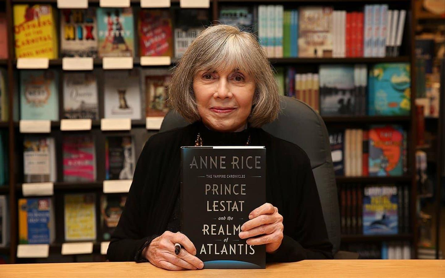 La novelista Anne Rice fallecía el 11 de diciembre a los 80 años. La escritora estadounidense, que saltó a la fama tras publicar en 1976 su novela “Entrevista con el vampiro”, murió a causa de las complicaciones de un derrame cerebral.