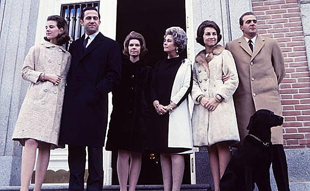 Pablo de Grecia junto a su mujer posa con sus hermanas, su madre y el rey Juan Carlos. 