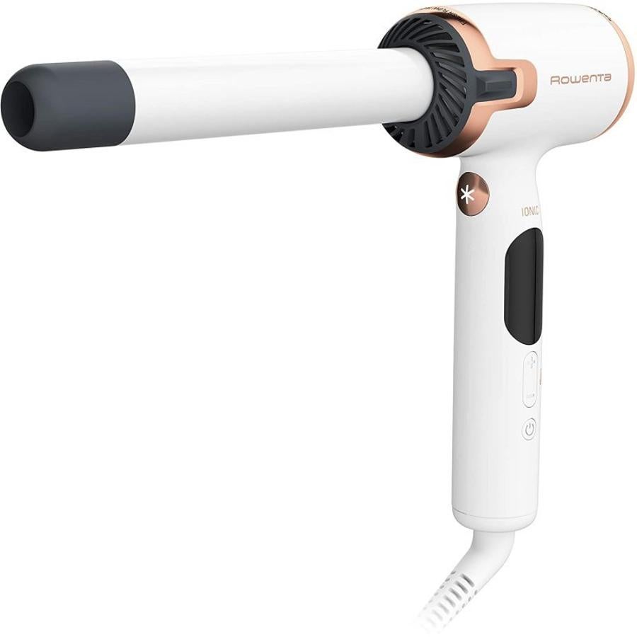 El Rizador Air Care Ultimate Experience de Rowenta (99,99 euros) es una herramienta de peinado sin igual que combina un diseño revolucionario con una protección capilar avanzada, para reinventar el moldeado cuidando de tu cabello día tras día. Se la hemos visto usar a famosascomo Helen Lindes, Vanesa Romero o la influencer Lucía Bárcena.