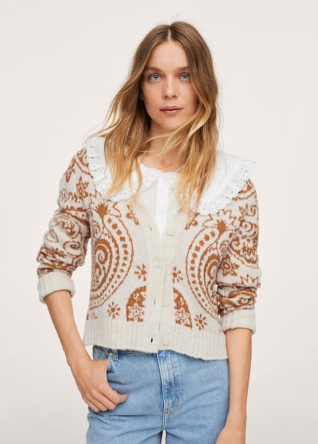 En crudo grisáceo con estampado paisley en mostaza, este cárdigan de punto con textura y diseño recto viene con escote de pico y terminaciones de canalé. De 29,99 euros, ha pasado a costar 22,99 euros. 