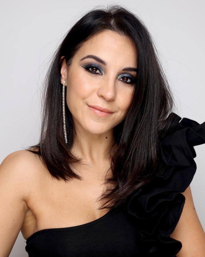 En este maquillaje, elaborado con la paleta All I Want de Corazona Beauty, los protagonistas son los tonos plomo y plateados, enmarcardos con un eyeliner en tono negro. Un look con un punto dramático, que enamorará a las amantes de looks festivos más clásicos. 