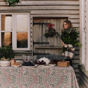 Imagen secundaria 1 - El portavelas cuesta 7.99 euros en Zara Home, el bowl de cerámica, 7.99 euros y el plato, 4.99 euros. Las copas con base de color cuestan 4.99 euros la unidad, y las piezas de la vajilla blanca de cerámica, 4.99 euros cada pieza. La sopera cuesta 29.99 y el mantel estampado, 39.99 euros. Los adornos del árbol de Navidad están disponibles desde 4.99 euros.