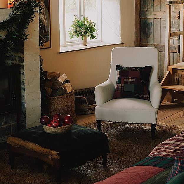 Imagen principal - Las fundas de cojines de Zara Home cuestan entre 17.99 y 29.99 euros, las mantas entre 39.99 y 99.99 euros, las cestas, entre 5.99 y 39.99 euros. El banco de madera cuesta 249 euros y el topper estampado, 69.99 euros. El mantel de lino estampado con guirnaldas cuesta 59.99 euros.