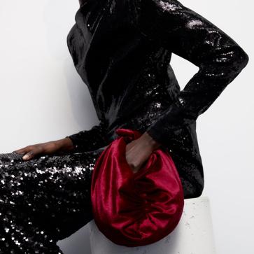 Imagen secundaria 1 - 1. Bolso de mano con abalorios de color fucsia de Zara (35,99 euros). Bolso de mano en tejido satinado de Zara (25,99 euros). Bolso de mano con kentejuelas rosa fucsia de Zara (29,99 euros). 