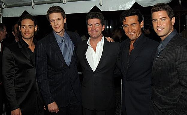 Los componentes de Il Divo con su creador, Simon Cowell, en el centro de la foto. 