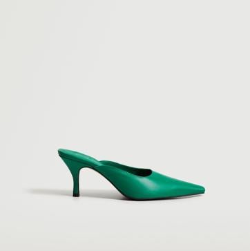 Imagen secundaria 1 - Zapatos destalonados de color verde 100% piel de Mango (59,99 euros). La opción perfecta para la noches de fiesta que llevarás sin parar en primavera. 