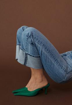 Imagen secundaria 2 - Zapatos destalonados de color verde 100% piel de Mango (59,99 euros). La opción perfecta para la noches de fiesta que llevarás sin parar en primavera. 