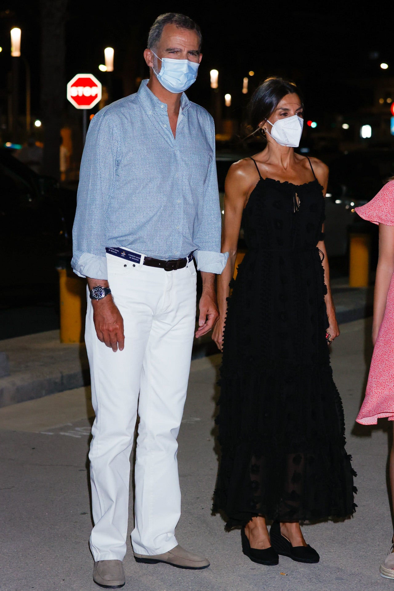 Y hablando de comodidad y tendencias, no podemos dejar pasar el gusto de nuestra Reina por las alpargatas, una moda que 'ha contagiado' a otras royals como Kate Middleton. Las usa en su versión más sofirticada con cuña, como estas de Castañer, para sus looks de noche...