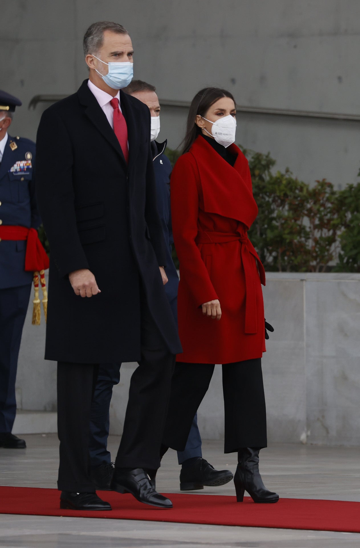 Eso sí, cuando prefiere la comodidad a la tendencia, se calza unas de tacón sensato y ancho con plataforma como estas de Mango.