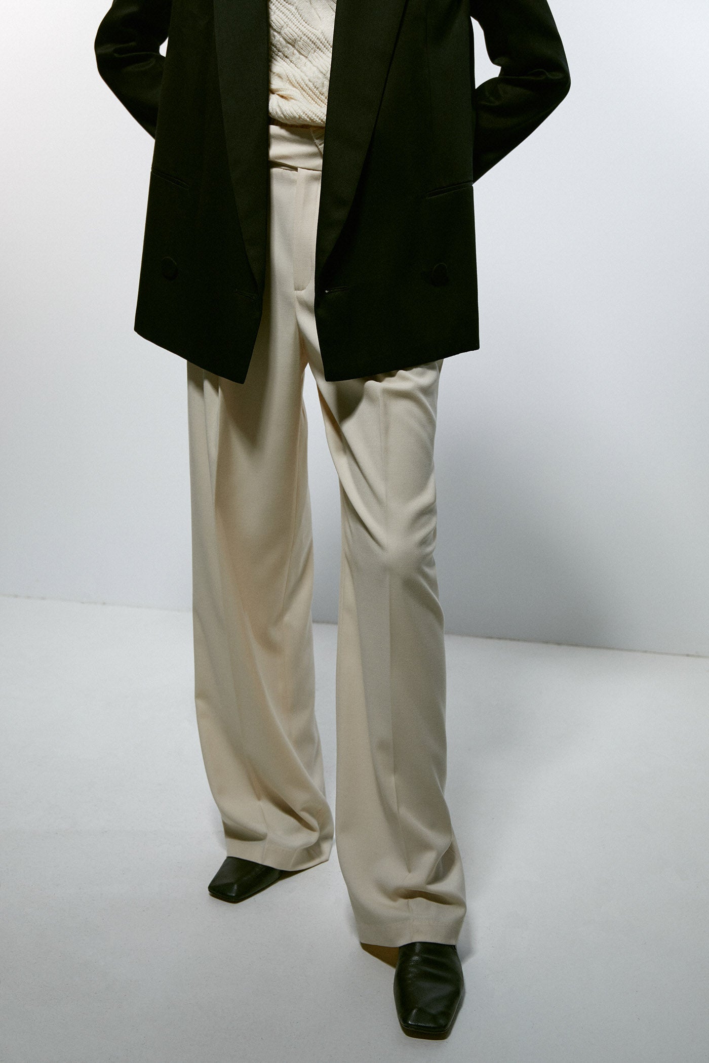 En color crudo y con perneras anchas rectas, este pantalón con cierre de cremallera y gancho tiene un precio de 29,99 euros. 