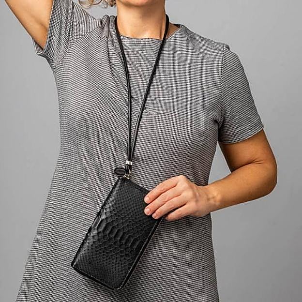 La cartera portamóvil de Mona Moon está elaborada con auténtica piel de pitón