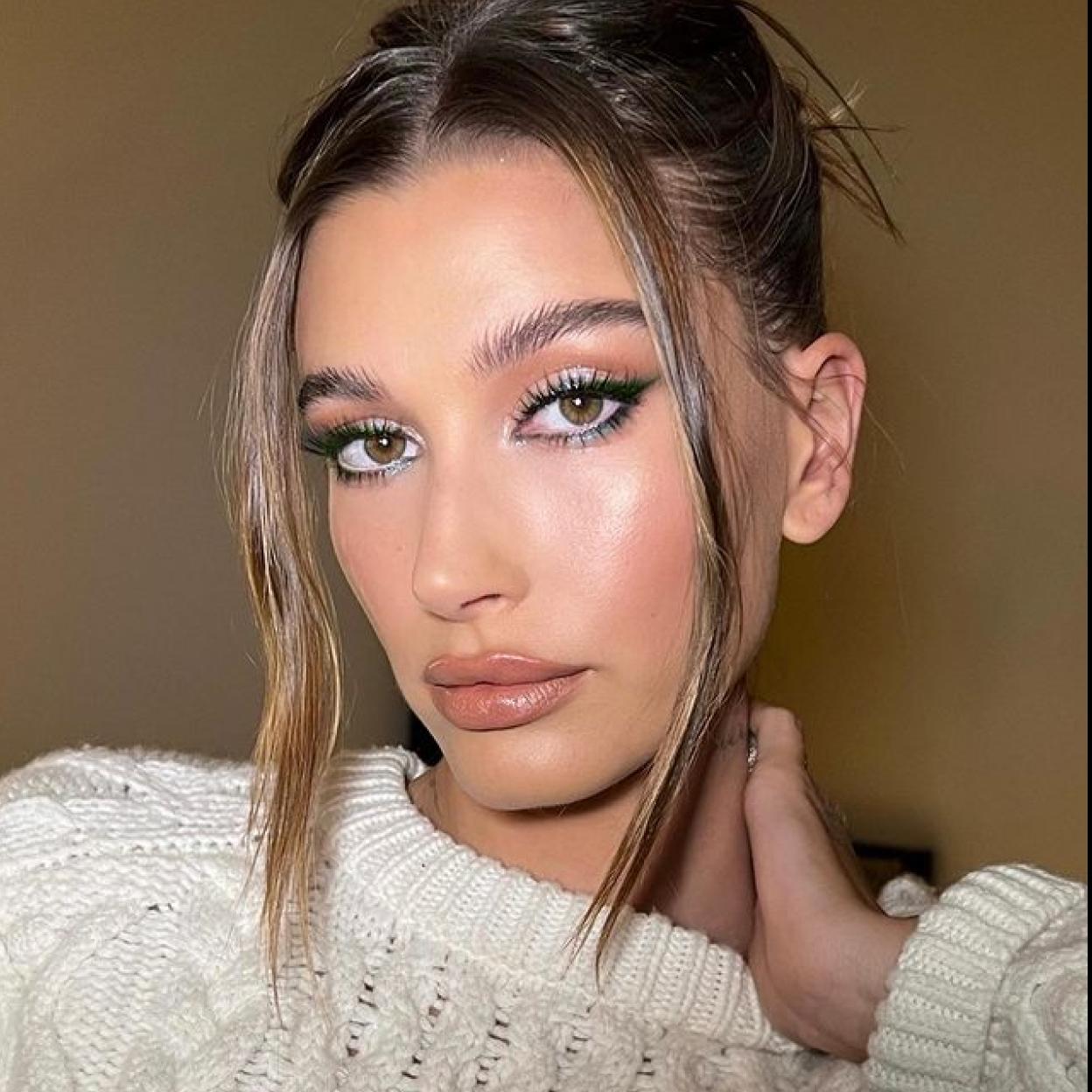 Pincha en la imagen para ver los maquillajes con brillo y a todo color más bonitos de las influencers que nos encantan para despedir 2021.