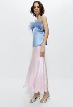 Imagen secundaria 2 - La nueva colección rosa de Uterqüe tiene las prendas más románticas: del favorecedor maxi vestido con manga abullonada a la chaqueta acolchada retro