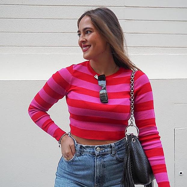 Imagen principal - El jersey de rayas de Zara de 15 euros súper favorecedor que triunfa en Instagram y tienen todas las influencers