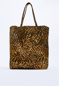 Imagen secundaria 2 - Bolsos grandes, cómodos, prácticos, elegantes y perfectos que tienes que tener ya fichados para las rebajas