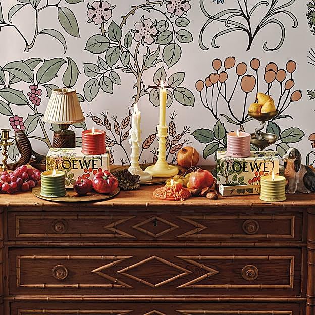 Crea un rincón lleno de calma con velas como las de la colección LOEWE Home Scents, compuesta por 11 diferentes aromas de inspiración en jardín botánico expresados con su propio aroma dentro de velas, candelabros de cera, fragancias para el hogar y sticks perfumados, que invitan a descubrir en primera persona la sensación de vivir en estrecha cercanía con la naturaleza.