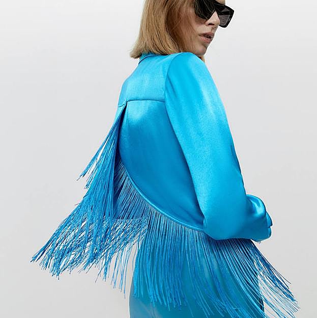 Imagen principal - Las camisas y blusas más bonitas, originales y elegantes que mejoran looks con vaqueros de diario