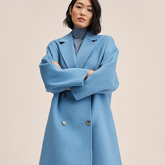 Imagen principal - Abrigo de lana hecho a mano con doble botonadura en color azul lavanda de Mango (119,99 euros). 