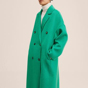 Imagen secundaria 1 - Abirgo verde de lana hecho a mano y con doble botonadura de la nueva colección de Mango (119,99 euros). 