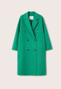 Imagen secundaria 2 - Abirgo verde de lana hecho a mano y con doble botonadura de la nueva colección de Mango (119,99 euros). 