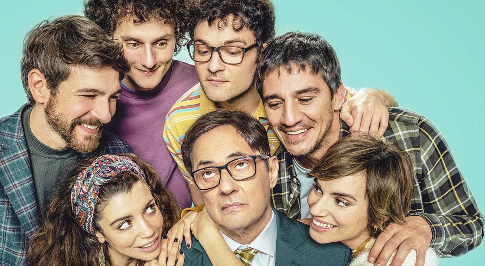 Jordi Sánchez encabeza el reparto de esta serie que continúa la historia de la película de mismo título. Gregorio es un padre de familia ultraconservador, reaccionario y lleno de prejuicios. Pasa sus días instalado en la permanente irritación mientras confronta su relación con sus hijos, cada cual más alejado de sus planteamientos vitales. Carlos, casado con Pablo, un aspirante a diseñador; Goyito, sometido a los comics, los videojuegos y los snacks; Alicia, una activista perroflauta; y Sandra, vendida al ecologismo y casada con Javi, un charlatán pirado por la naturaleza. Gregorio se siente como Job, puesto a prueba por Dios, que no para de mandarle calamidades. La última de ellas, perder su casa y su trabajo como director de sucursal de un banco, quedando en la calle y a merced de la hospitalidad de sus hijos, que no tendrán más remedio que ir turnándose para acogerle. Para colmo de males, debe afrontar esta etapa sin la ayuda de su mujer, María, a la que echa mucho de menos. Para bien o para mal, María, que falleció en un accidente, se le sigue apareciendo desde el más allá y no cesa de censurar y corregir los exabruptos de Gregorio: lo que sea por conseguir que la maltrecha familia siga unida.