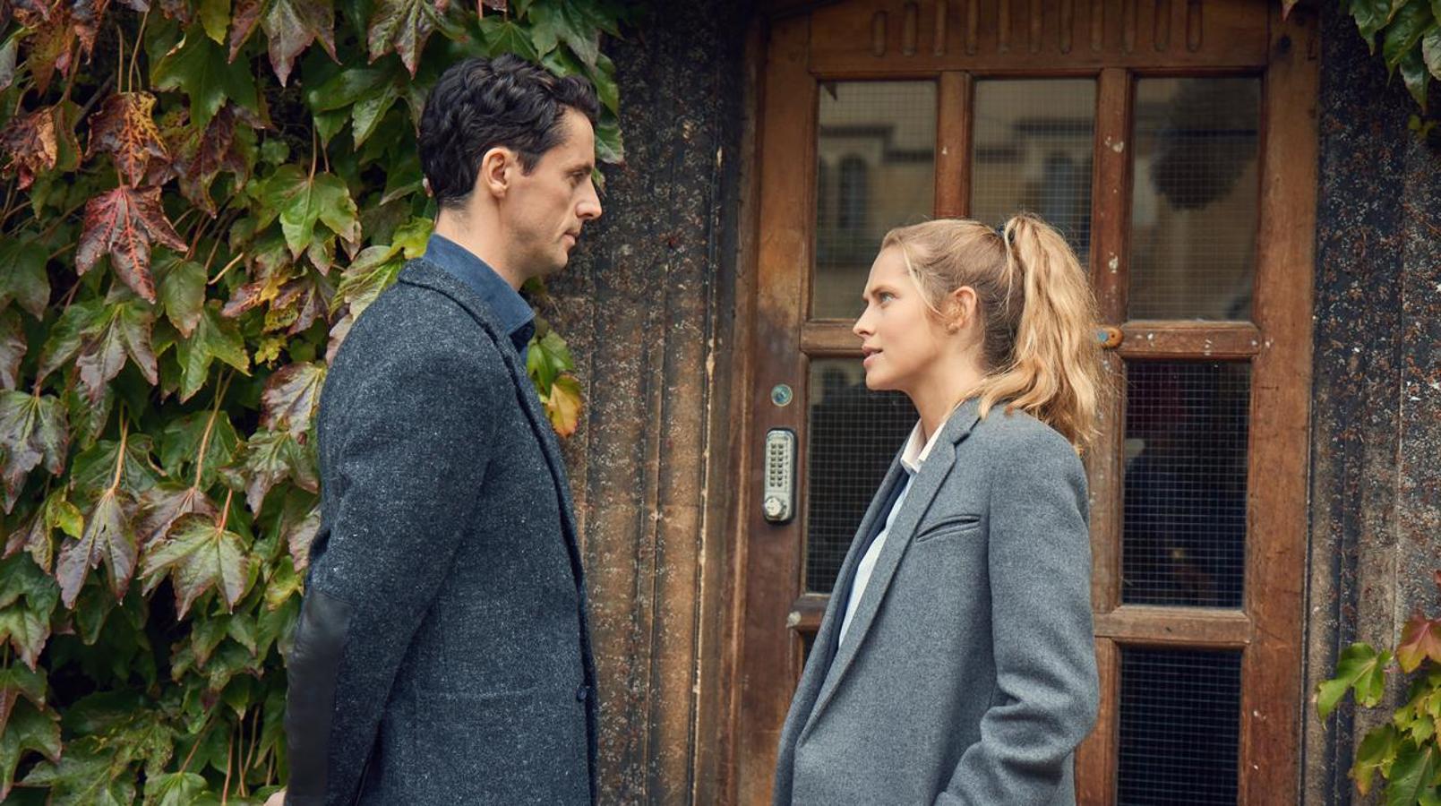 Al regresar de su odisea temporal en 1590, Matthew y Diana se encuentran con una tragedia inesperada en Sept-Tours. Marcada por la pérdida y culminada su formación como bruja, Diana sabe que ha llegado el momento de cambiar el curso de la historia en favor de una nueva alianza entre criaturas. Su amor por Matthew, de quien espera ahora gemelos, ha sentado las bases de la revolución en el mundo de la magia, pero también la convierte en una peligrosa fuente de poder y en una amenaza para la Congregación. Mientras sus enemigos luchan por evitar el nacimiento de sus hijos, Diana y Matthew deben darse prisa si quieren encontrar las páginas perdidas del Libro de la Vida antes de que sea demasiado tarde. Un monstruo del pasado de Matthew complicará la búsqueda cuando abandone su guarida en busca de venganza.