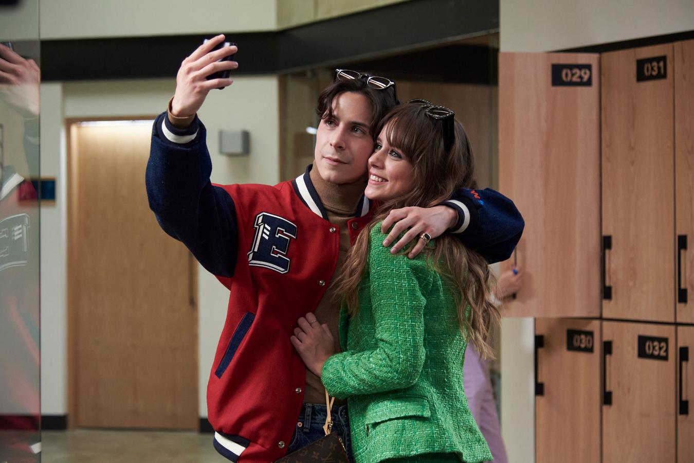 El colegio Elite Way empieza un nuevo curso, pero un enemigo conocido (la sociedad secreta de la Logia) amenaza con aplastar las esperanzas musicales de los nuevos al día. Puesta al día del fenómeno 'Rebelde'.