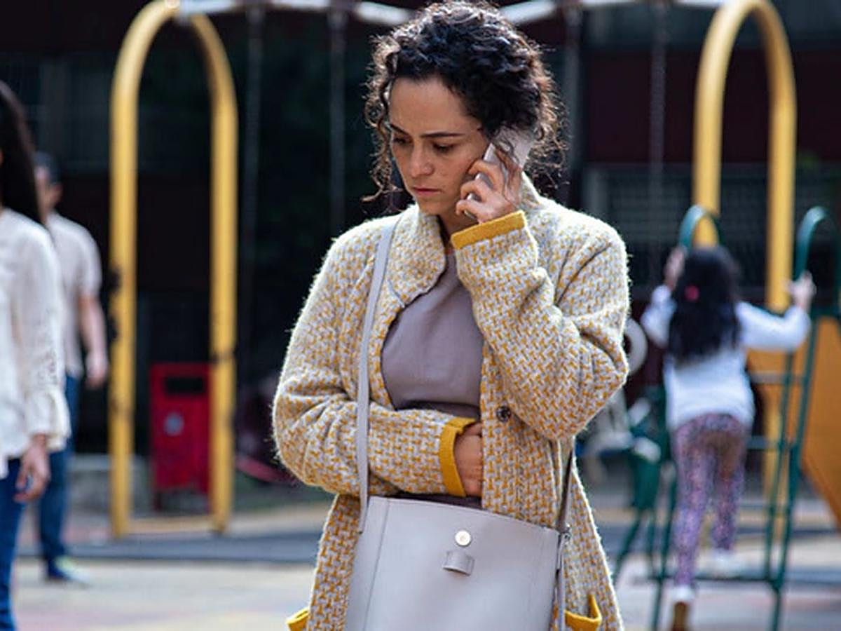 Thony De La Rosa es una médico camboyana a cuyo hijo Luca se le diagnostica un trastorno de inmunodeficiencia poco común y potencialmente mortal. Dejando a su esposo Marco en Filipinas, Thony llega a los Estados Unidos en busca de tratamiento médico urgente para su hijo, pero cuando el único donante de médula ósea compatible se retira y su visa expira, Thony se encuentra atrapada en Las Vegas, forzada a apoyar a su hijo trabajando como empleada de limpieza junto a su cuñada filipina Fiona. Después de presenciar accidentalmente un asesinato, Thony es reclutada por el mafioso Arman Morales para usar sus habilidades médicas como limpiadora, borrando la evidencia de los crímenes de la mafia. Al cruzar a un mundo de moral gris, Thony comienza a vivir una doble vida, guardando secretos a su familia mientras limpia escenas del crimen y esquiva la ley, jugando según sus propias reglas en un peligroso inframundo criminal.