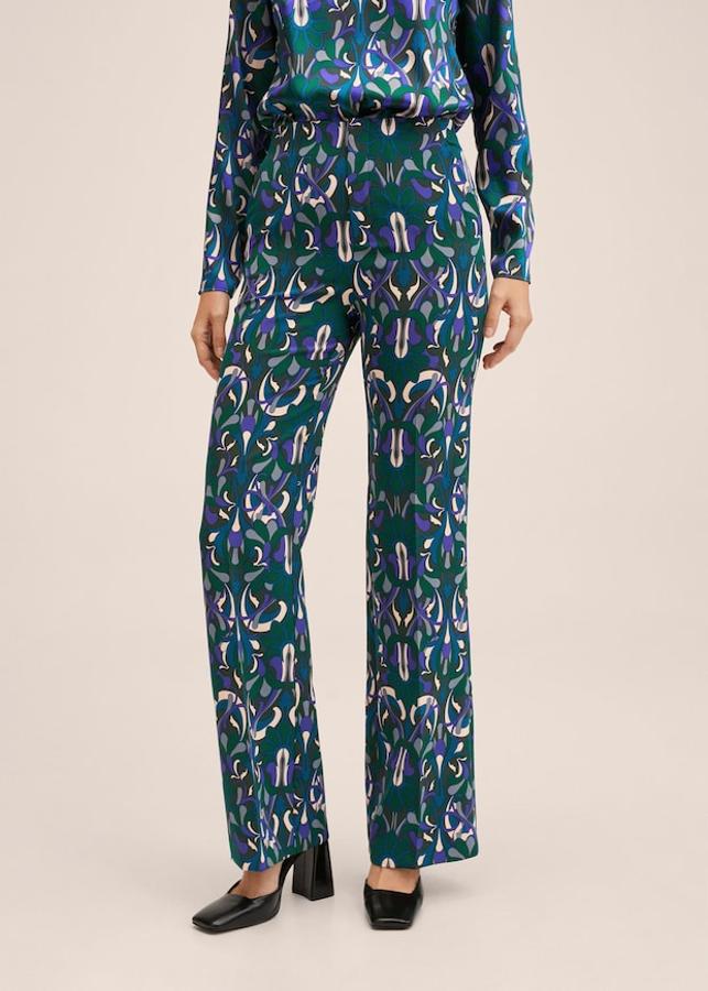 Diseño geométrico de inspiración retro para este pantalón recto de tiro alto con estampado en morado, verde y azul que tiene cierre de cremallera y gancho y cuesta 29,99 euros.