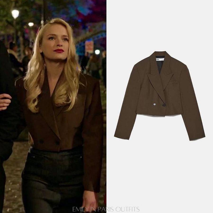 Blazer cropped en color marrón oscuro.