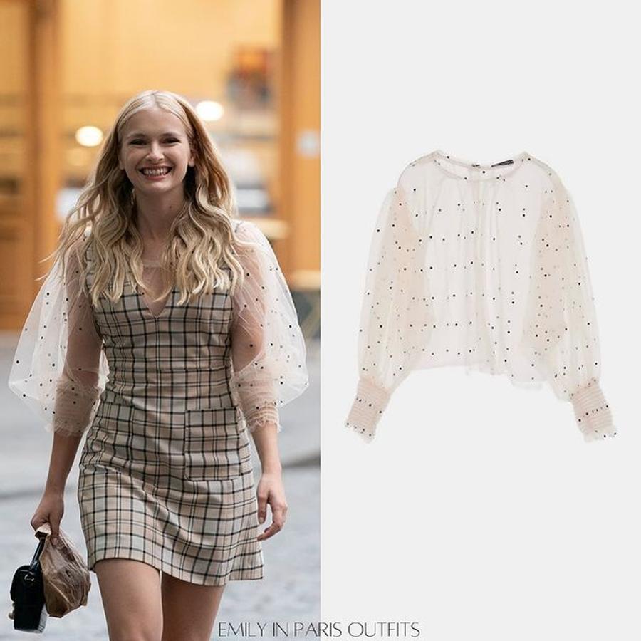 Blusa semitransparente con mangas abullonadas y bordado de topitos negros.