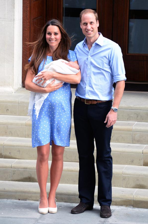 Este sencillo vestido azul cielo marcó un hito en el armario de la duquesa porque con él rindió homenaje a Diana Spencer, que había lucido uno parecido al salir del hospital tras el nacimiento de Guillermo. Era su primer hijo y Kate Middleton escogió un estilo similar, sencillo y juvenil, con topos blancos, de Jenny Packham. Lo conjuntó con unas zapatillas de esparto blancas. 