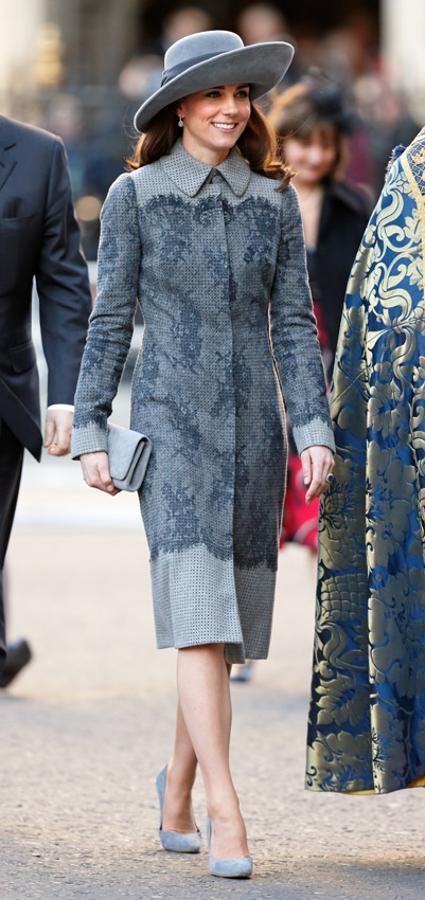Con el tiempo, Kate se ha convertido en la reina de los abrigos-vestido, a juego con sombrero, como este con motivos de encaje de Erdem en un total Look en azul gris. 