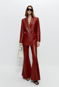 Imagen secundaria 2 - El traje más elegante de la temporada es este efecto piel rojo que parece de lujo y sirve tanto para el día como para noche