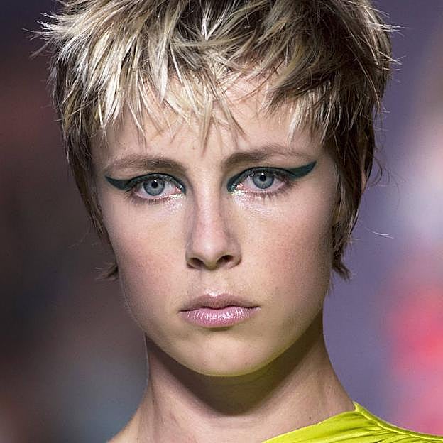 El truco que está arrasando en TikTok para transformar un maquillaje de día en un look de noche