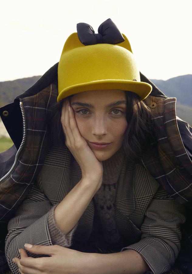 Jersey de punto de Zara, chaqueta de cuadros de Boss, abrigo encerado de Barbour y sombrero de Maison Michel.